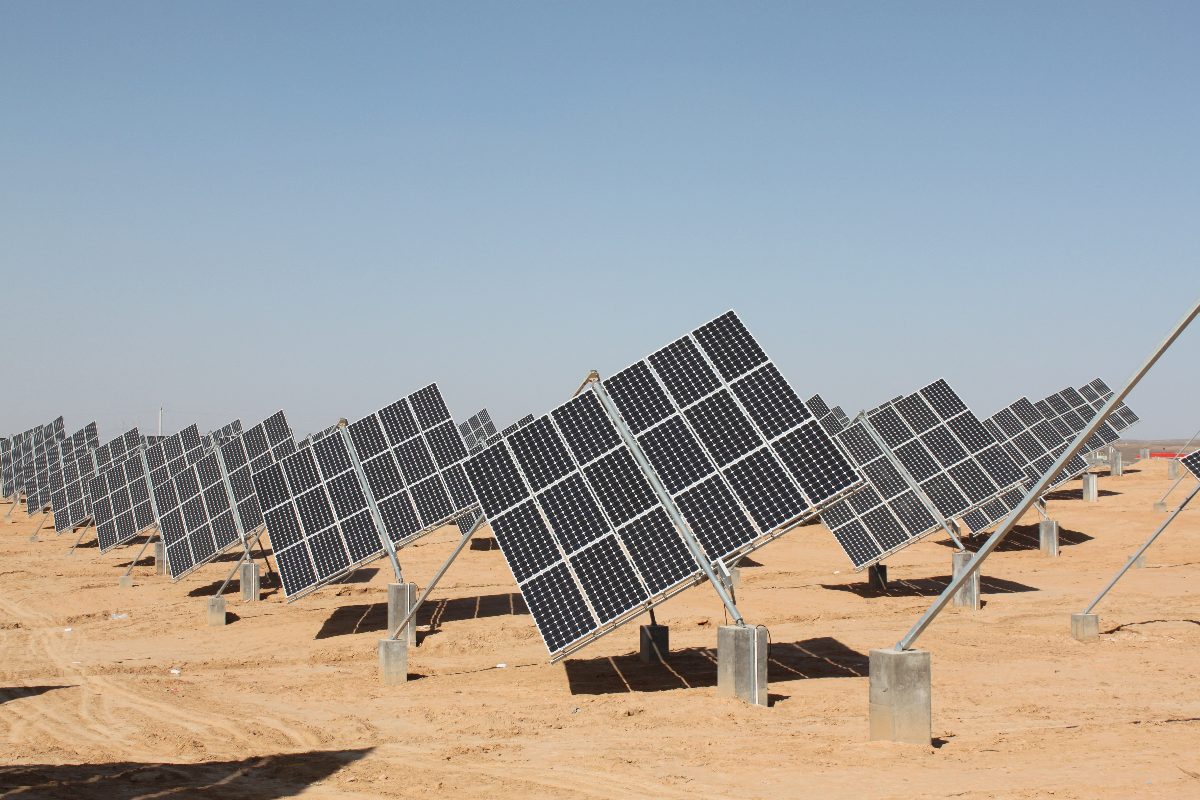 Hongsipu 10 MW photovoltaic plant in the Ningxia desert, China.