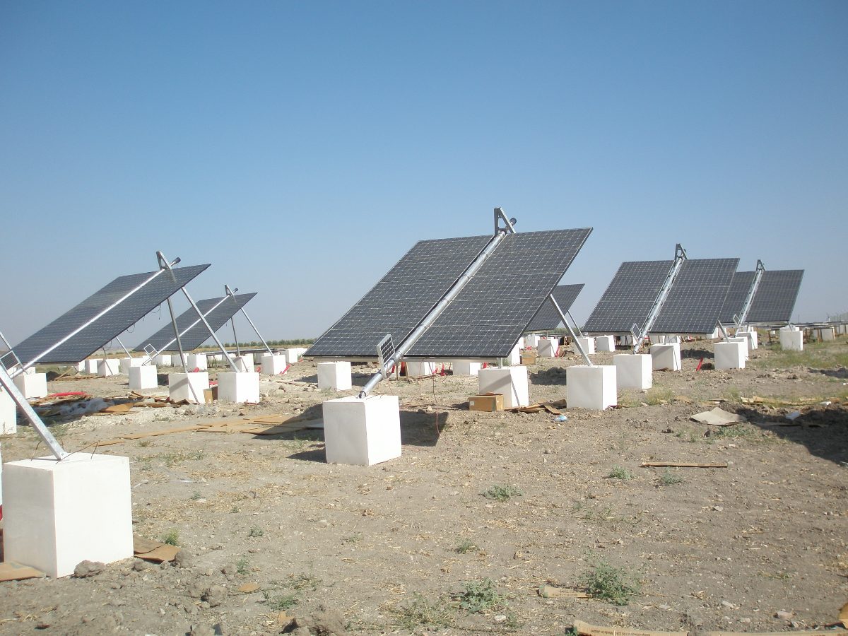 Photovoltaic tracker installation near Yinchuan, China, 2007.